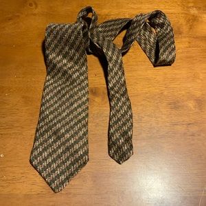 Brooks Brothers Makers All Silk Hand Made USA Imported Material Printed Neck Tie
